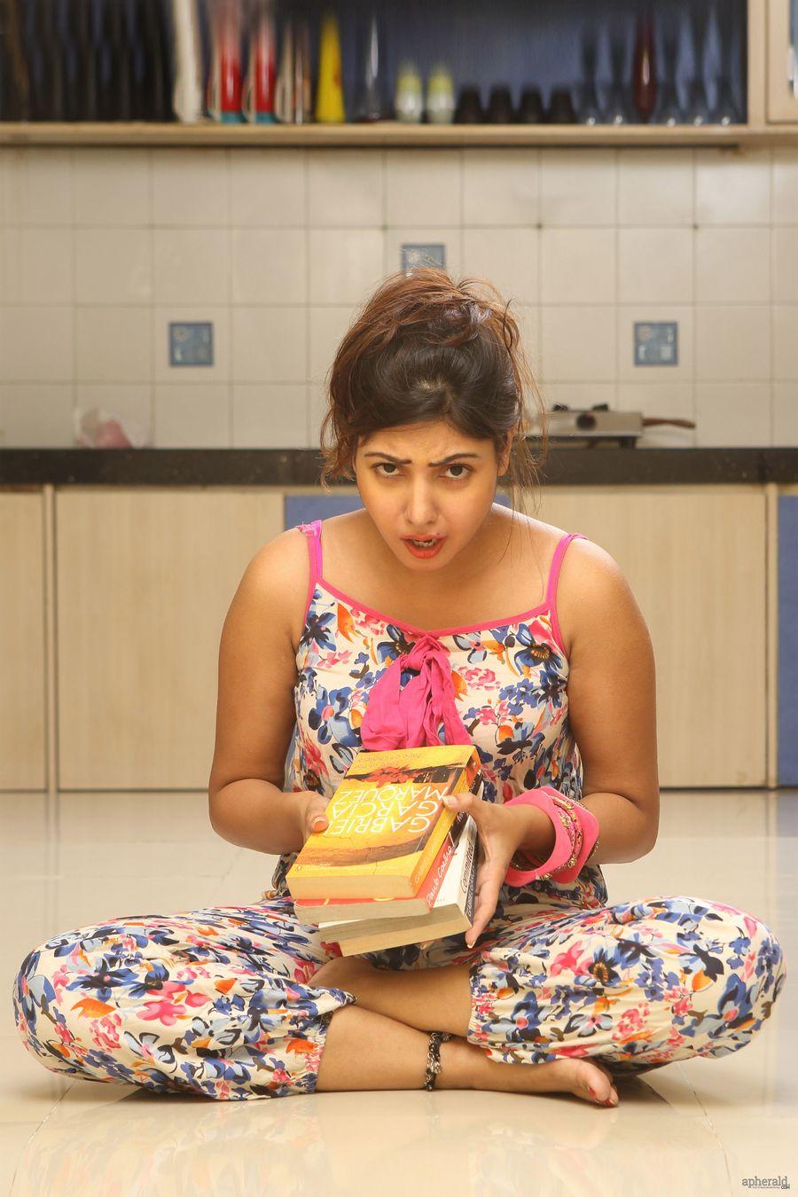 Komal Jhas Hot And Sexy candid Photos