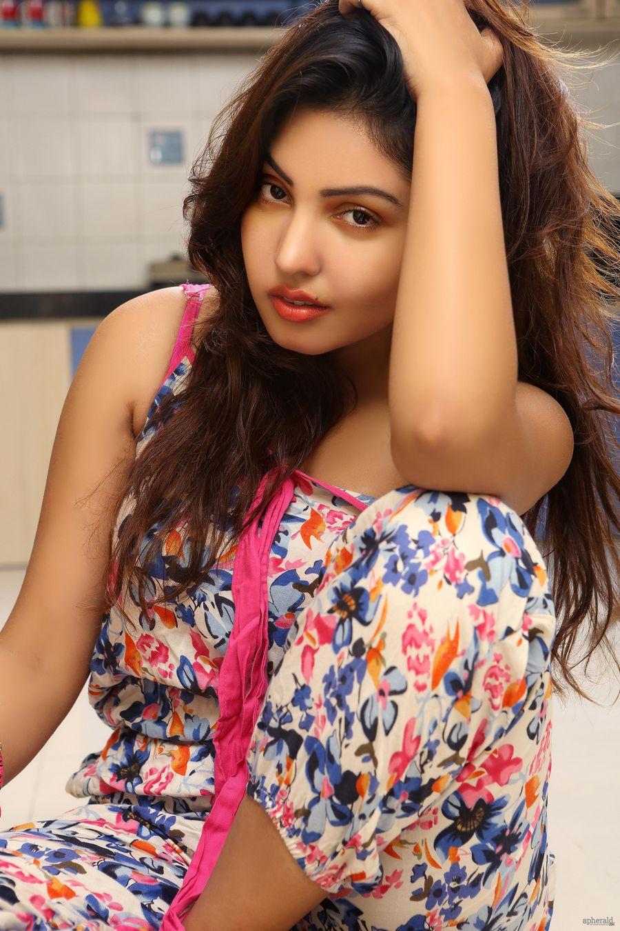 Komal Jhas Hot And Sexy candid Photos