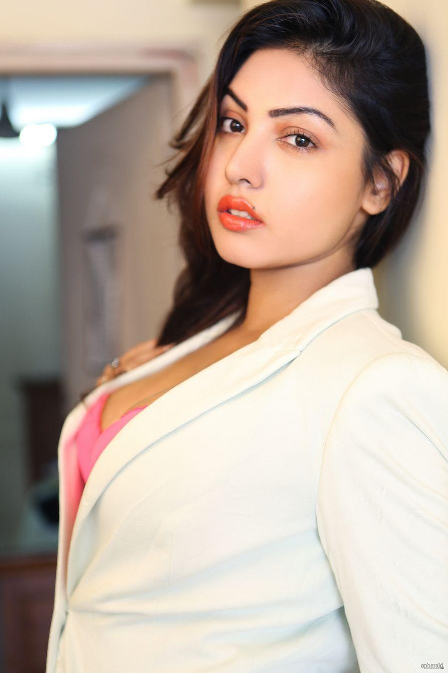 Komal Jhas Hot And Sexy candid Photos
