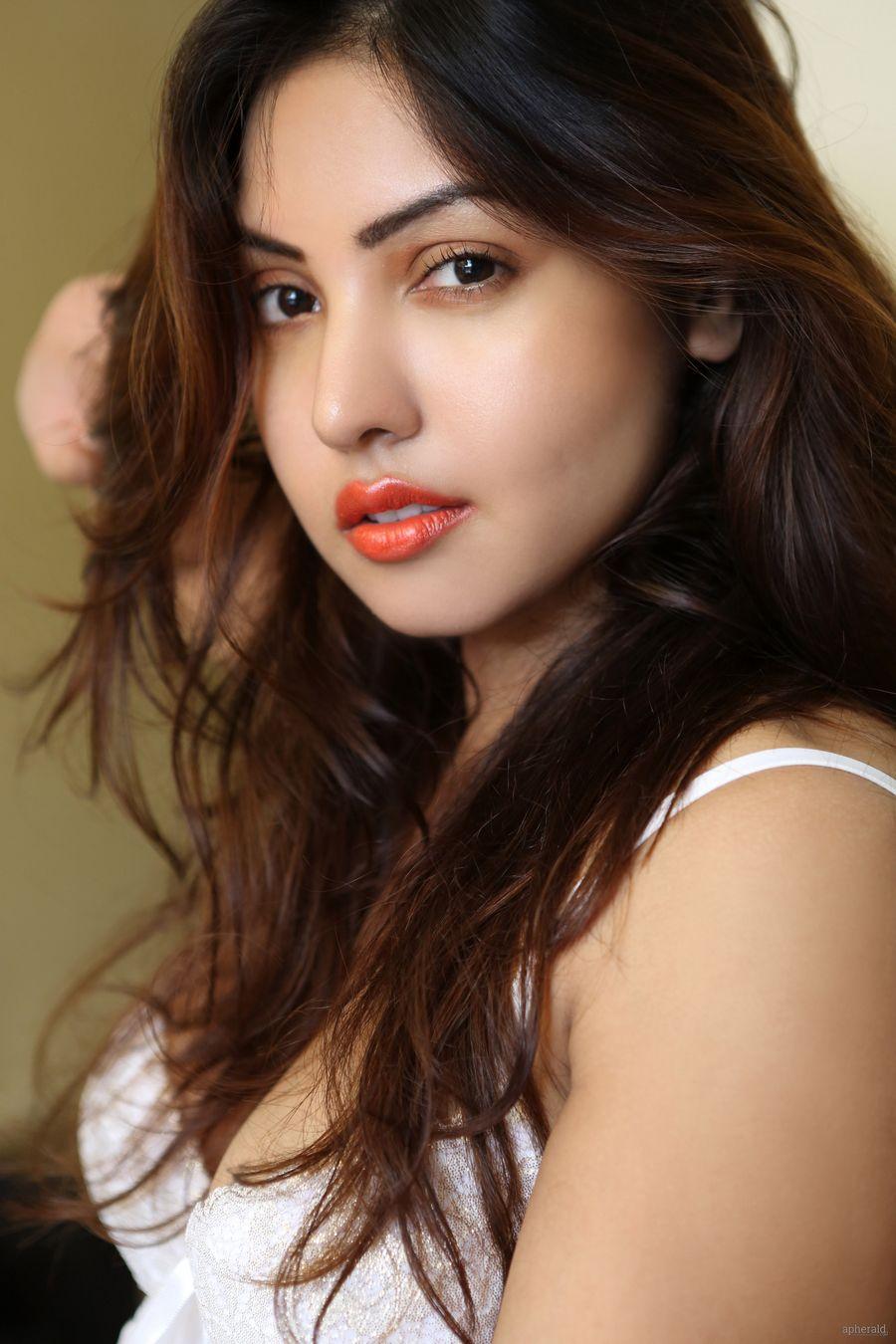 Komal Jhas Hot And Sexy candid Photos