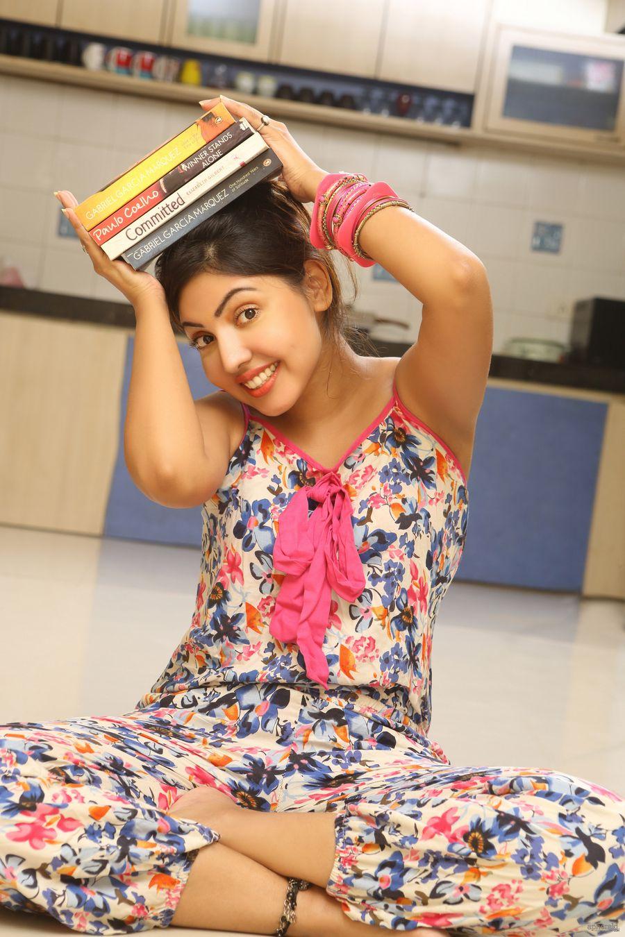 Komal Jhas Hot And Sexy candid Photos