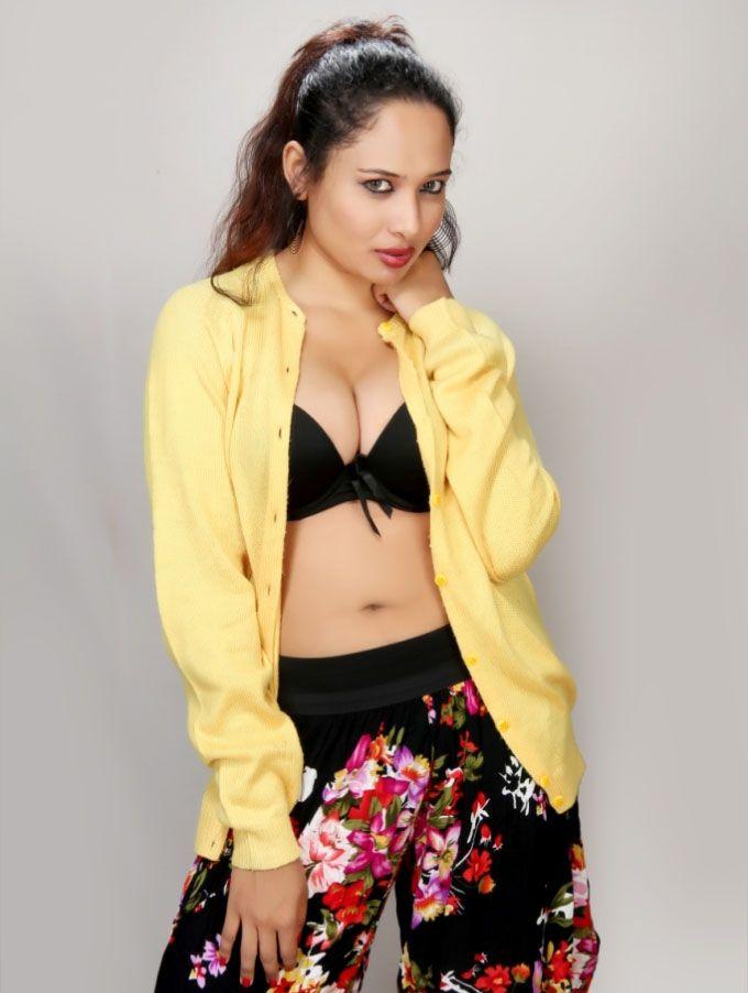 Latest Pearl D'souza Hot Cleavage & Navel Show Photoshoot Stills