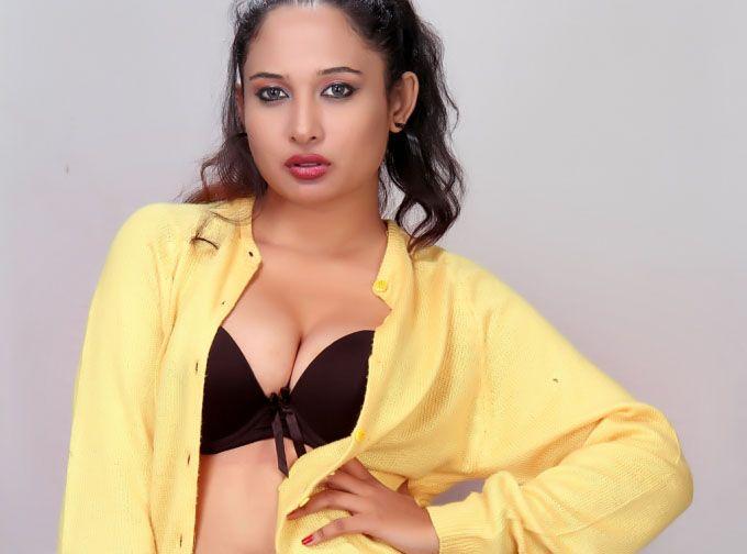 Latest Pearl D'souza Hot Cleavage & Navel Show Photoshoot Stills