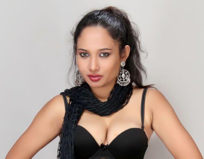 Latest Pearl D'souza Hot Cleavage & Navel Show Photoshoot Stills