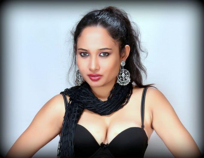 Latest Pearl D'souza Hot Cleavage & Navel Show Photoshoot Stills