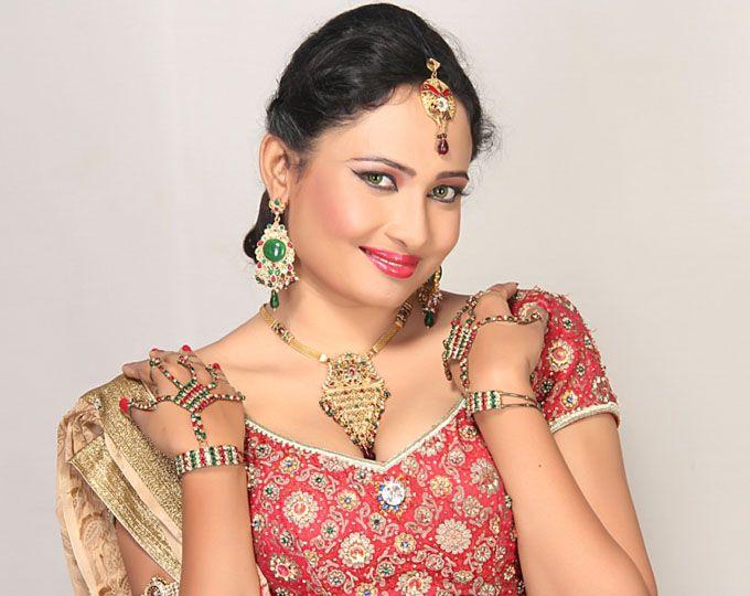 Latest Pearl D'souza Hot Cleavage & Navel Show Photoshoot Stills