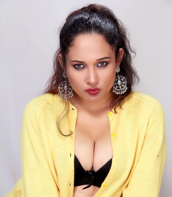 Latest Pearl D'souza Hot Cleavage & Navel Show Photoshoot Stills