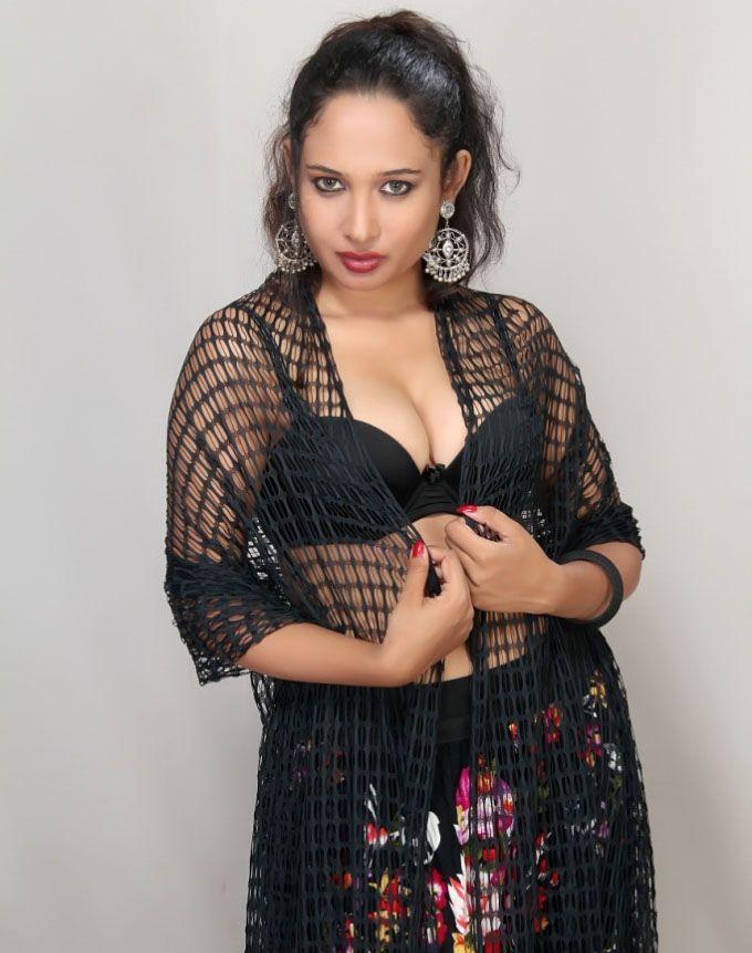 Latest Pearl D'souza Hot Cleavage & Navel Show Photoshoot Stills