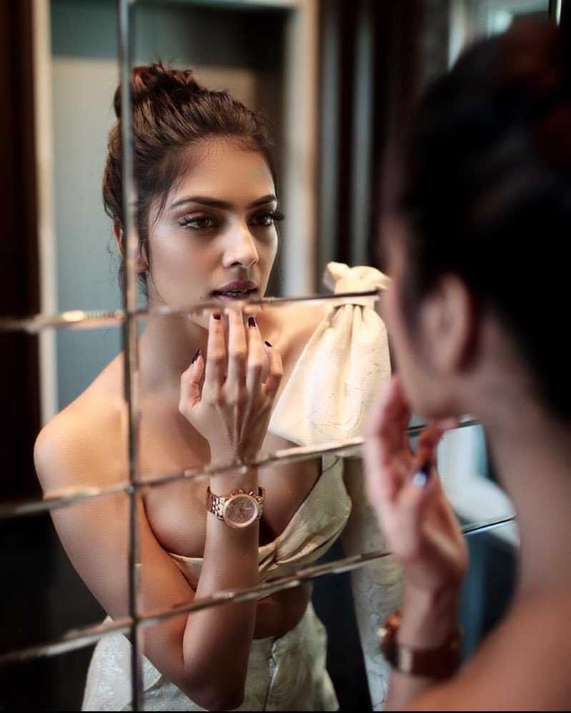 Malavika Mohanan Hot Pictures