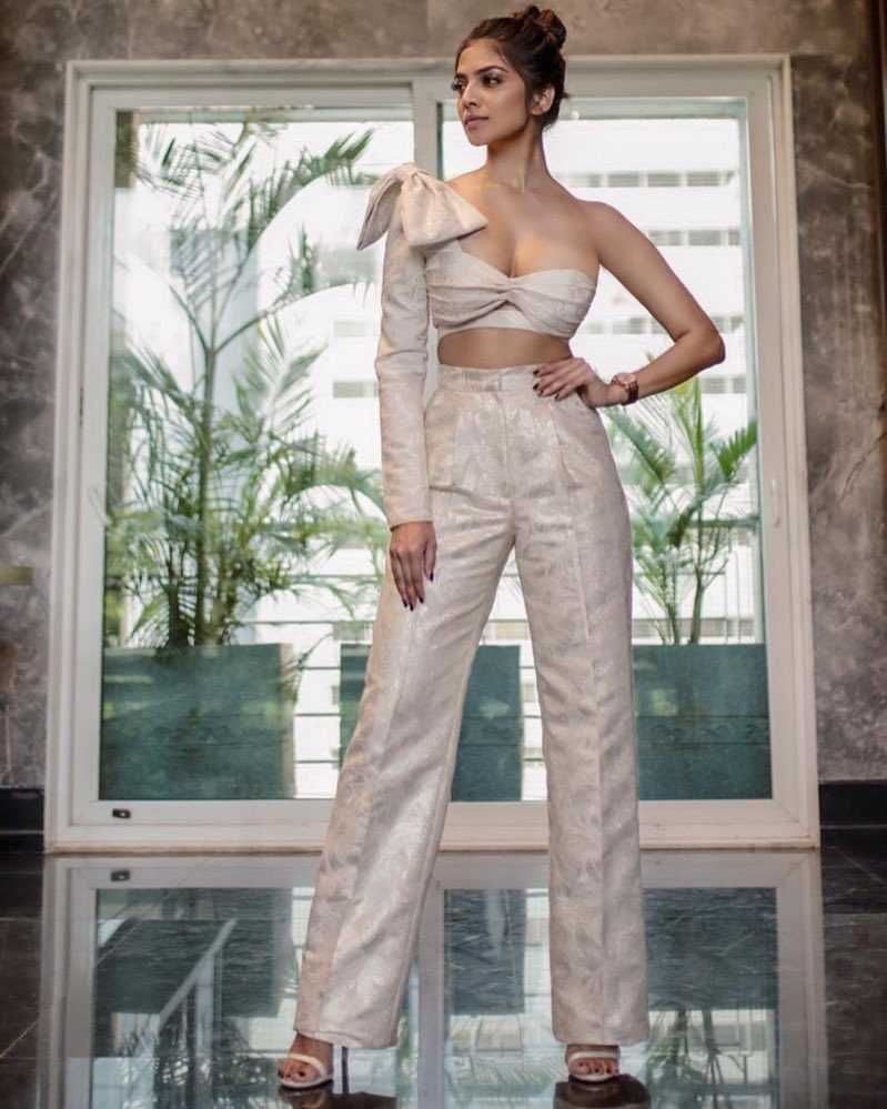 Malavika Mohanan Hot Pictures