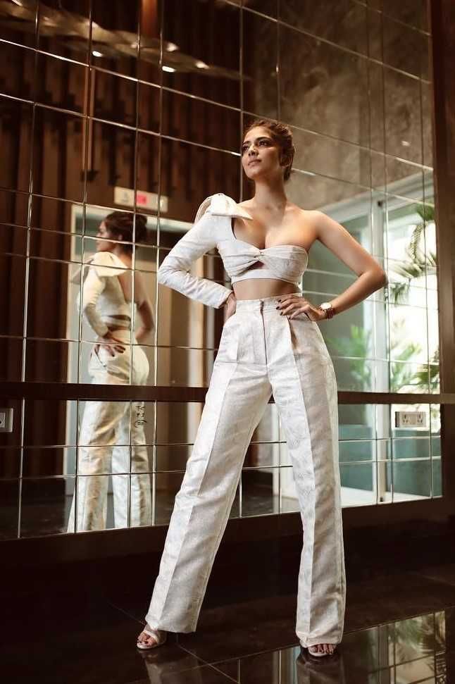 Malavika Mohanan Hot Pictures