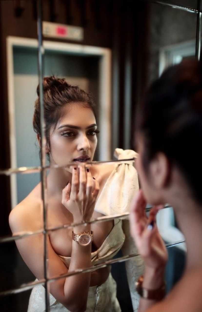 Malavika Mohanan Hot Pictures