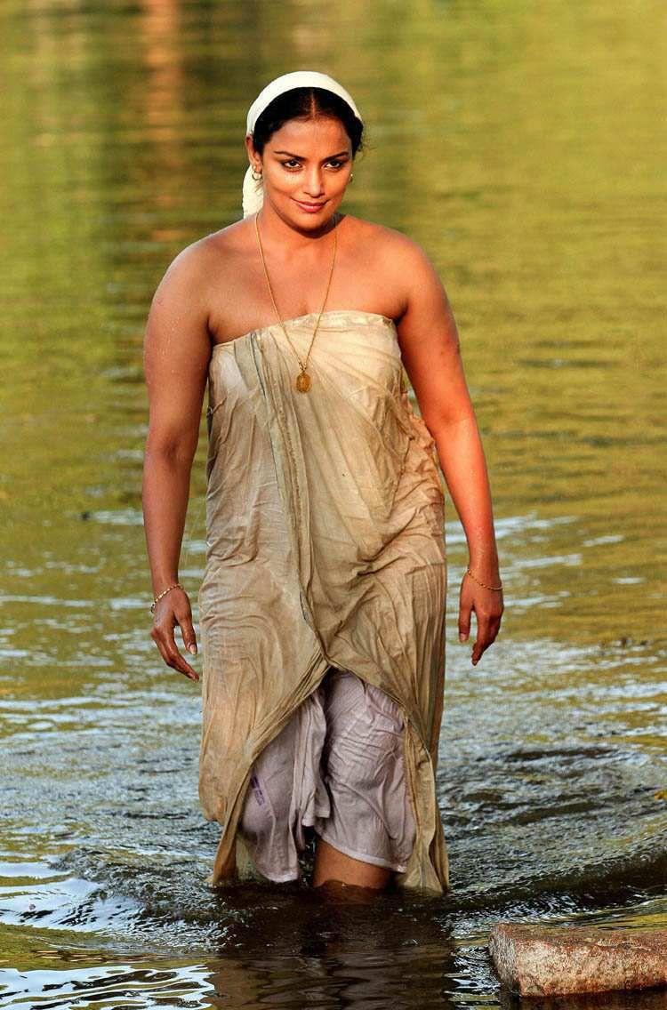 Malayalam Actress Swetha Menon Hot Pics