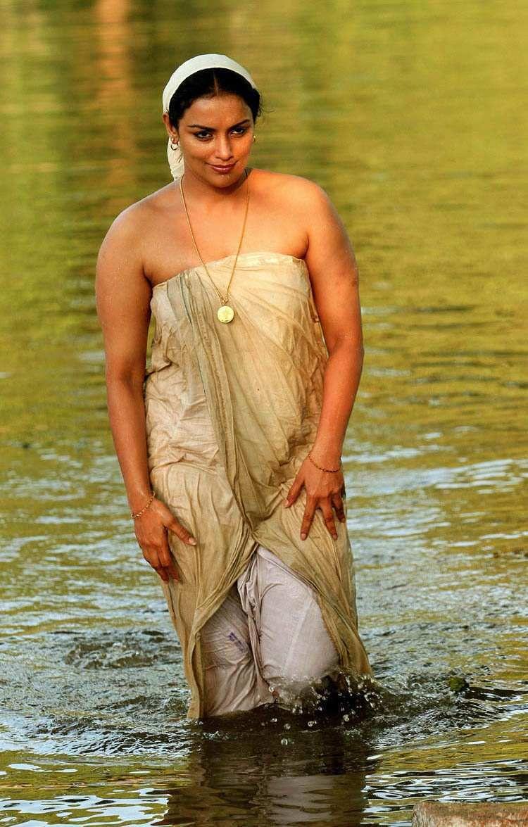 Malayalam Actress Swetha Menon Hot Pics