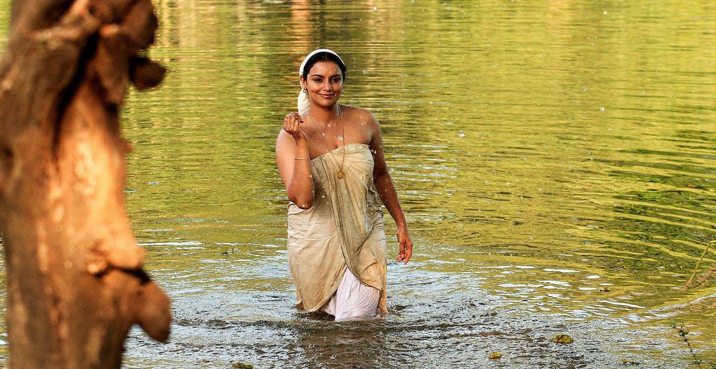 Malayalam Actress Swetha Menon Hot Pics