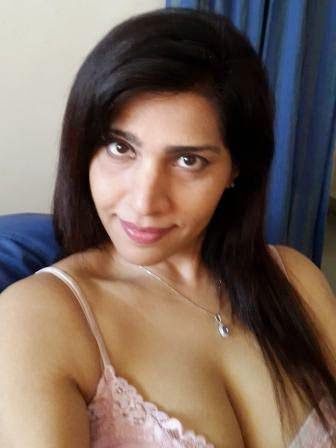 Model Anjanaa Bhattacharya Bedroom Selfies Pics