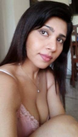 Model Anjanaa Bhattacharya Bedroom Selfies Pics