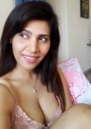 Model Anjanaa Bhattacharya Bedroom Selfies Pics