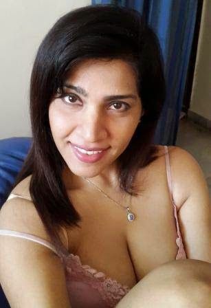 Model Anjanaa Bhattacharya Bedroom Selfies Pics