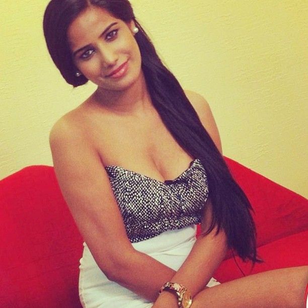 Poonam Pandey Hot & Sexy Clevage Show Photos