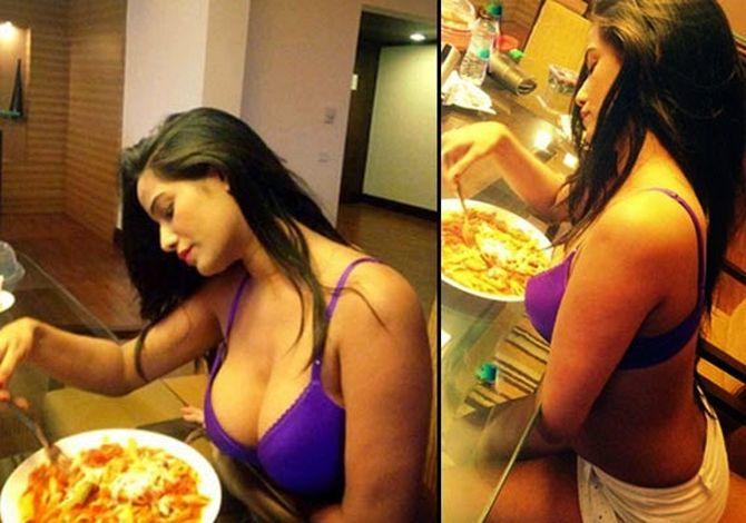 Poonam Pandey Hot Cleavage Show Photos