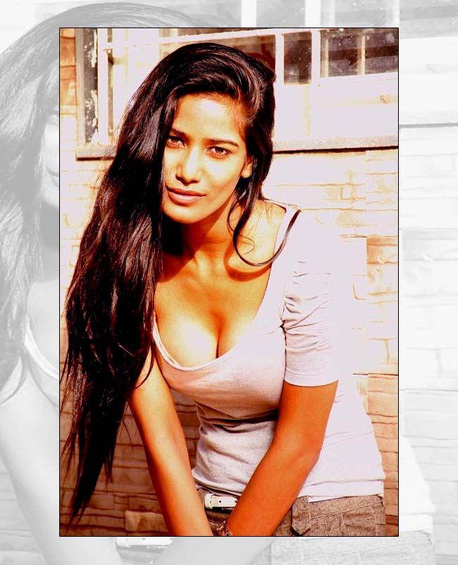 Poonam Pandey Hot Cleavage Show Photos