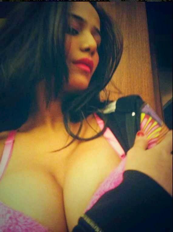 Poonam Pandey Hot Cleavage Show Photos