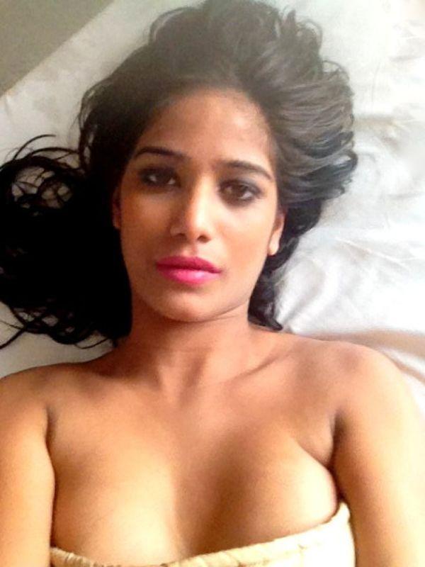 Poonam Pandey Hot Cleavage Show Photos