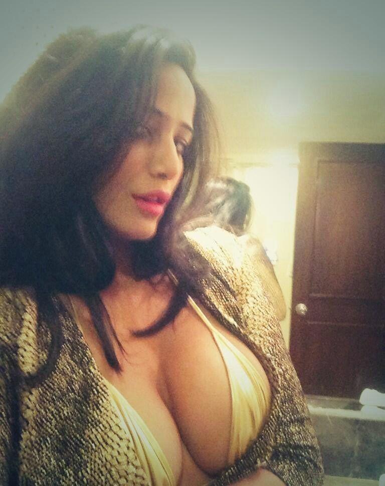 Poonam Pandey Hot Cleavage Show Photos