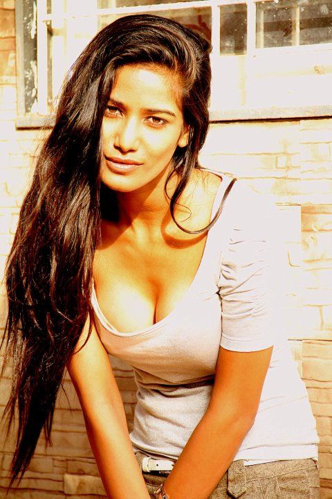 Poonam Pandey Latest Hot & Sexy Clevage Show Photos