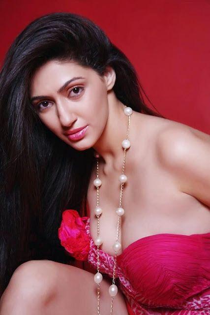 Reyhna Malhotra Sexy Cleavage Pics