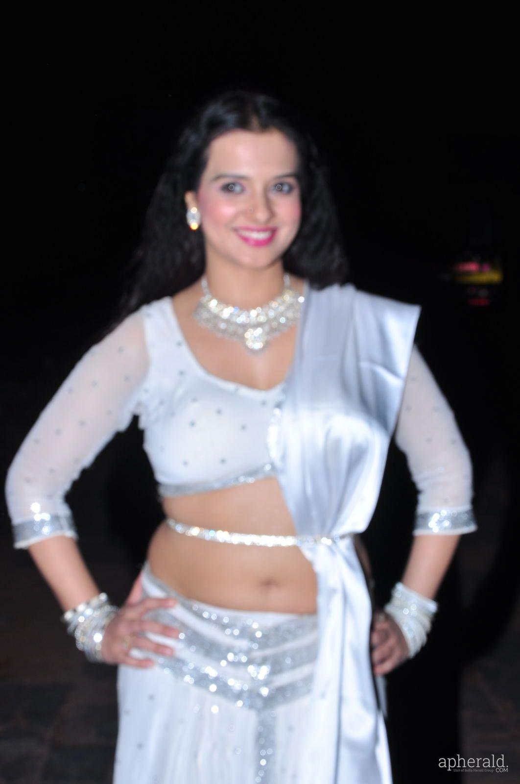Saloni Hot Navel Photos