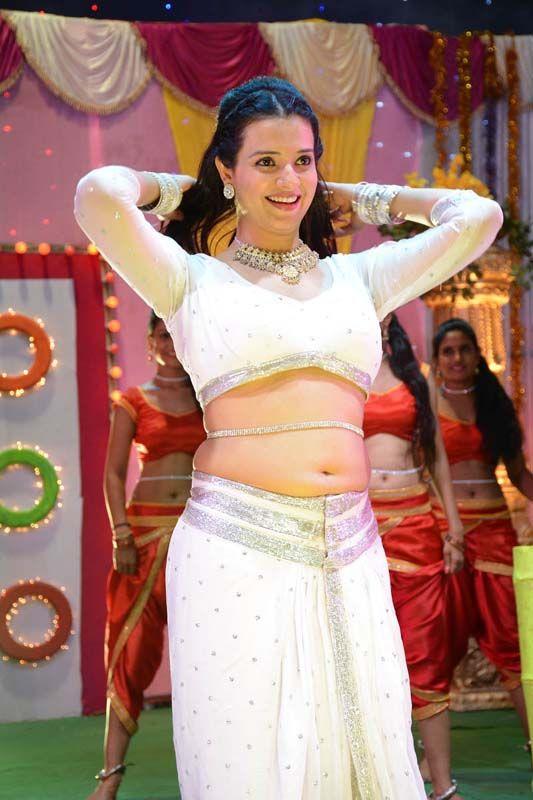 Saloni Sexy Hot Navel Pics