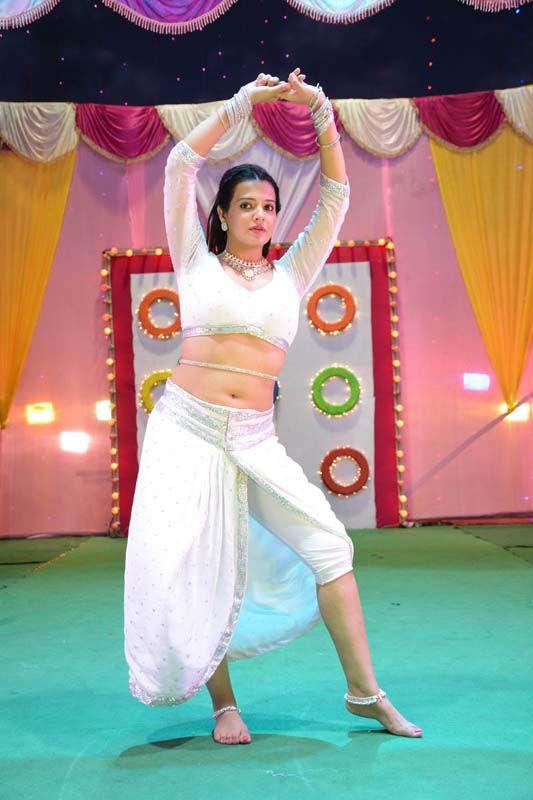 Saloni Sexy Hot Navel Pics