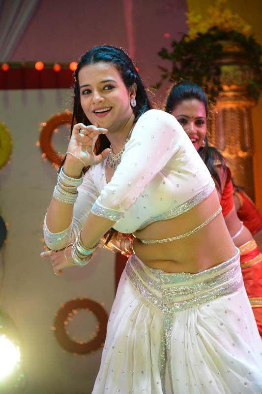 Saloni Sexy Hot Navel Pics