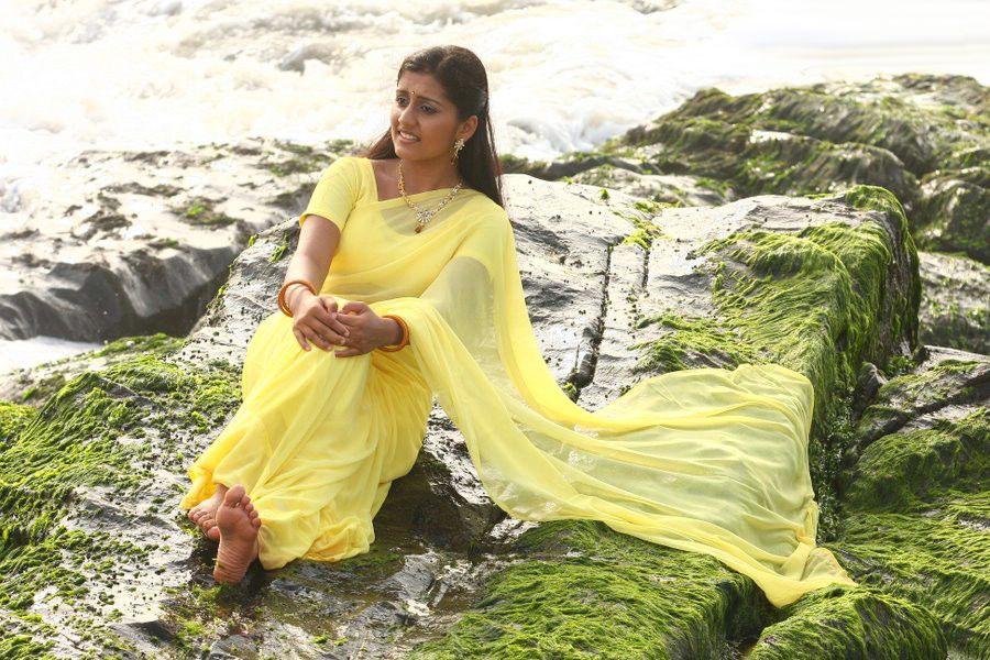 Sarayu Hot Saree Photos