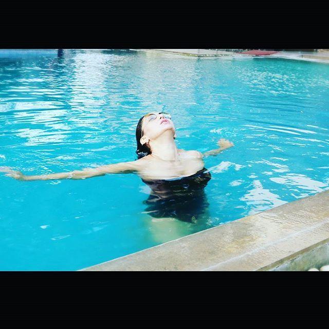 Shilpi Sharma Rare & Unseen Hot Bikini, Cleavage & Phootshoot Stills