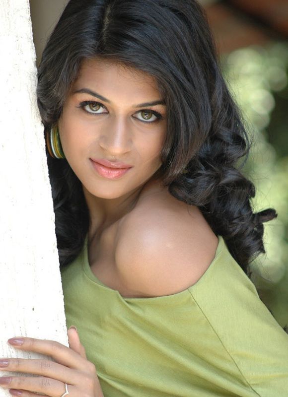 Shraddha Das Hot Spicy Photo Pics