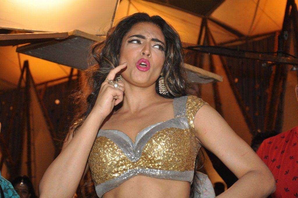 Shweta Bhardwaj Hot Dancing Pics