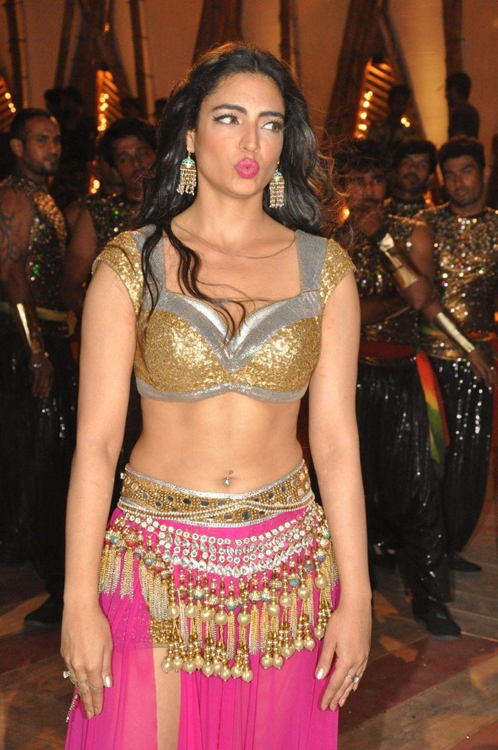Shweta Bhardwaj Hot Dancing Pics
