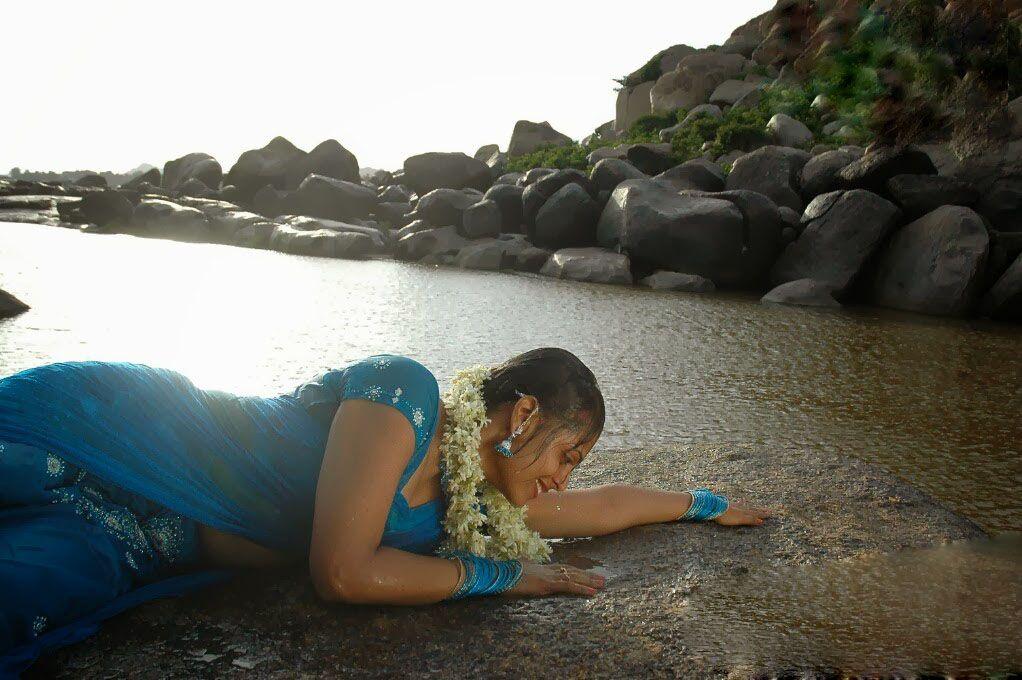 Sindhu Menon in Wet hot Saree Pics