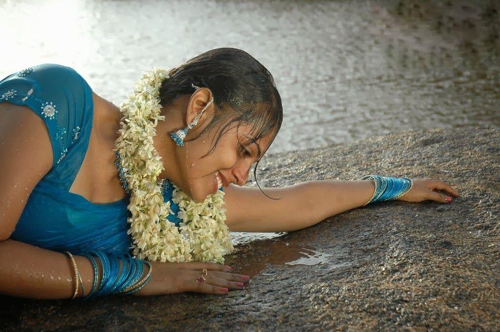 Sindhu Menon in Wet hot Saree Pics