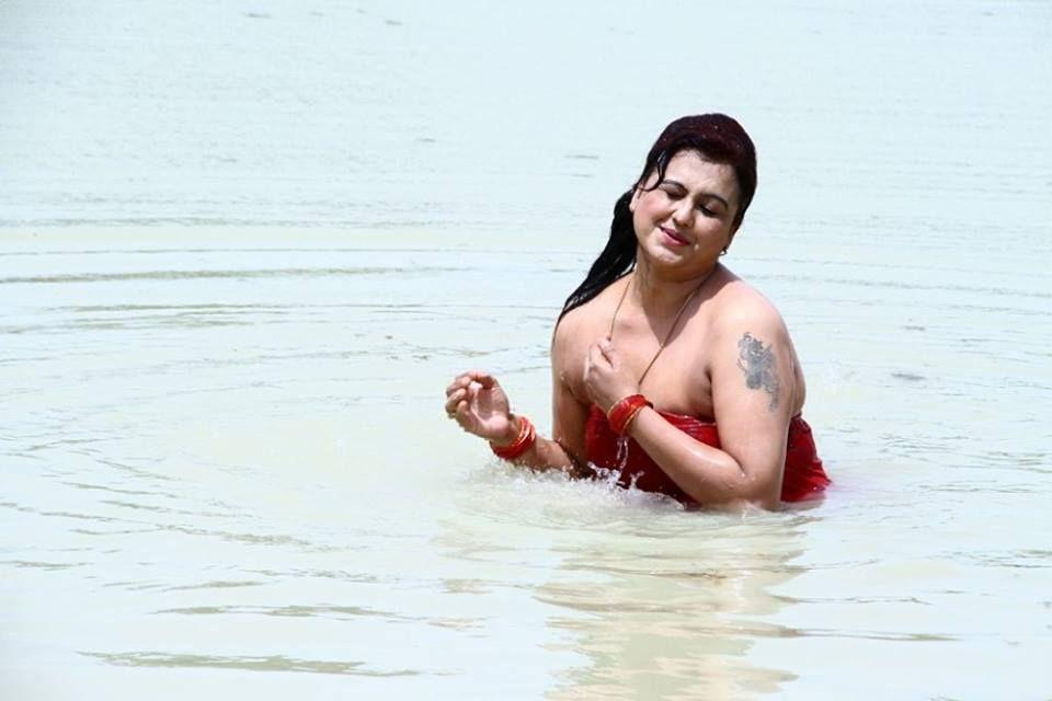 Sona Aunty Hot Cleavage Photos