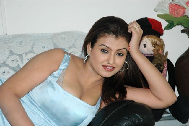 Sona Aunty Hot Cleavage Photos