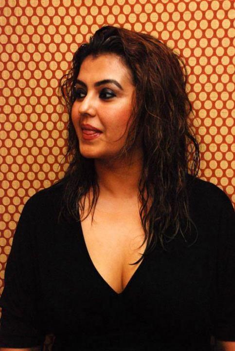 Sona Aunty Hot Cleavage Photos