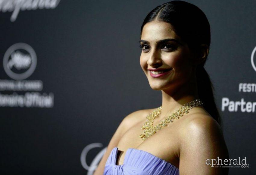 Sonam Kapoor hot Sexy Pics