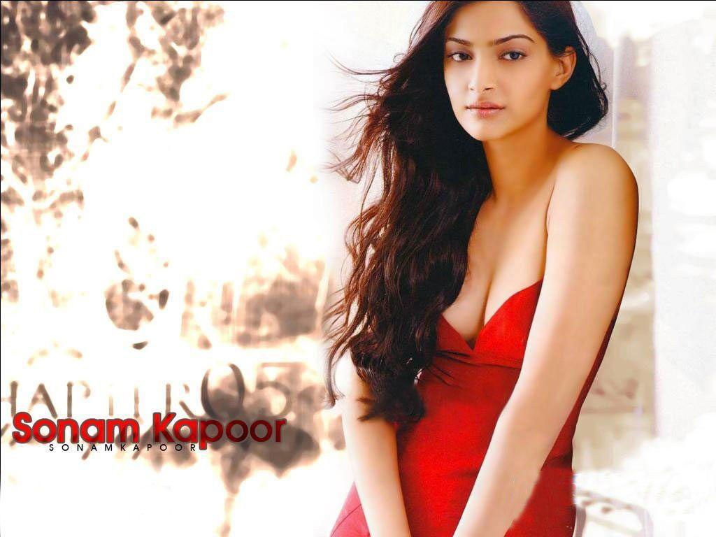 B'day Special: Sonam Kapoor Stunning Hot Unseen Photos