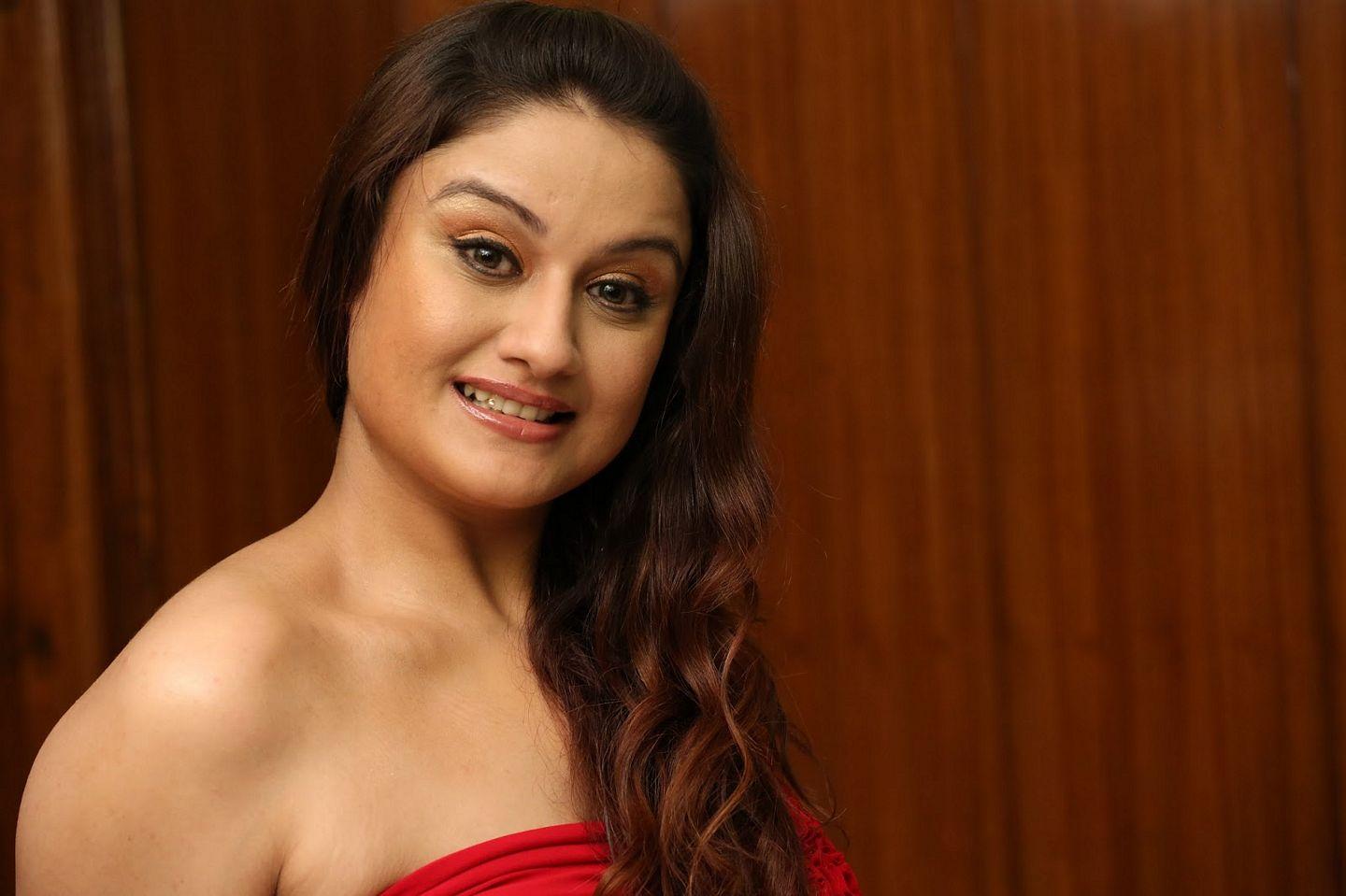 Sonia Agarwal Hot Sexy Photos