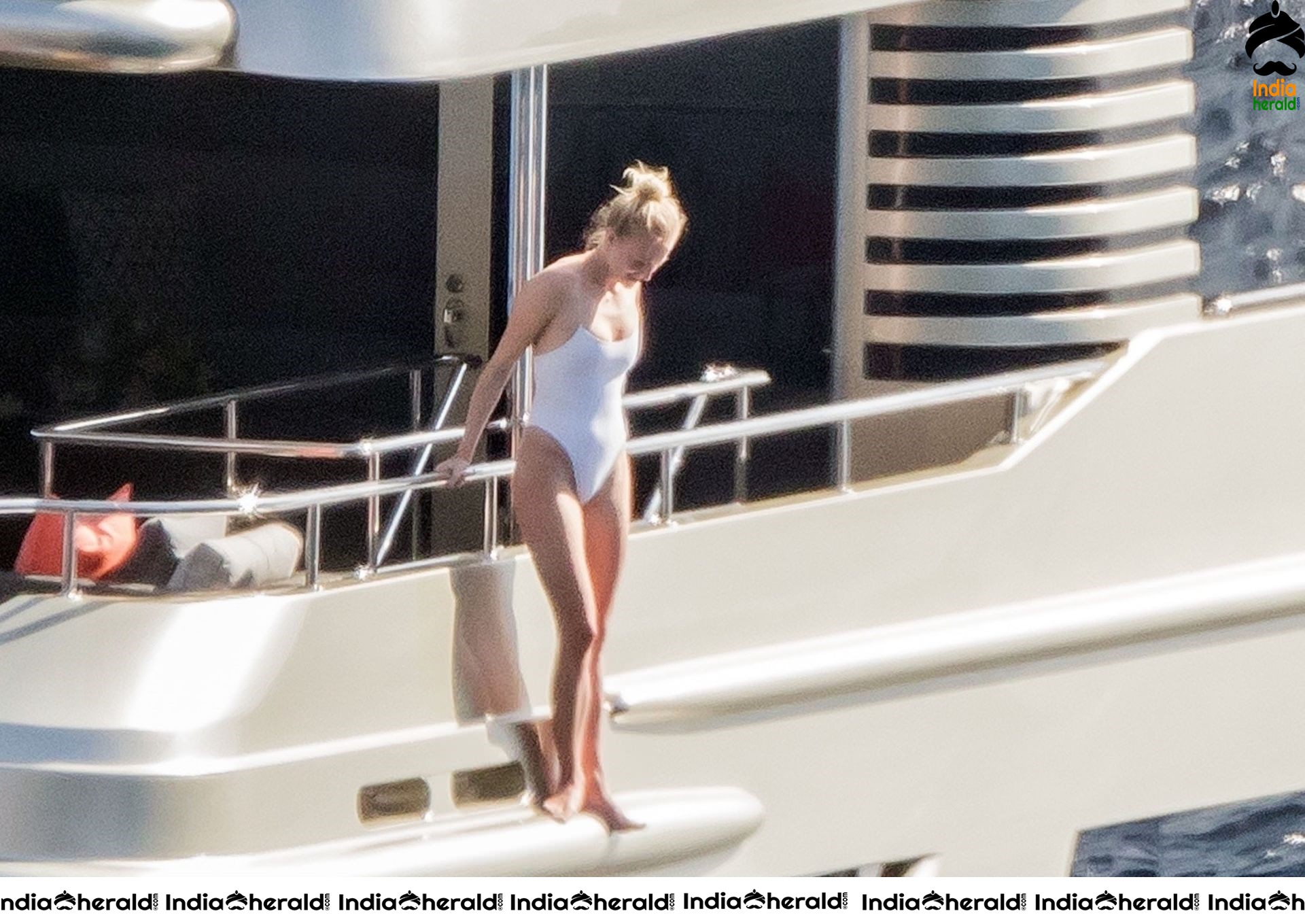 Sophie Turner Hot butt show in Bikini while enjoying with B