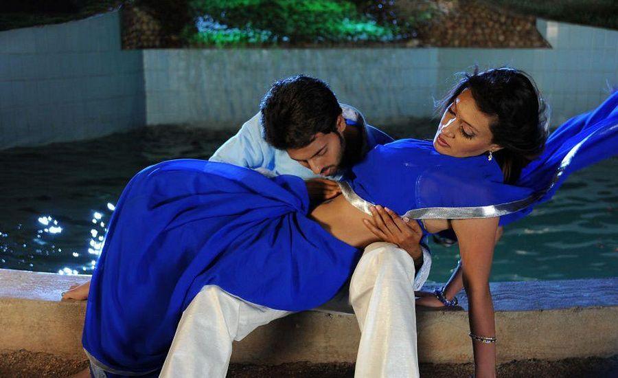 South Indian Actress deep Navel Kissing Photos